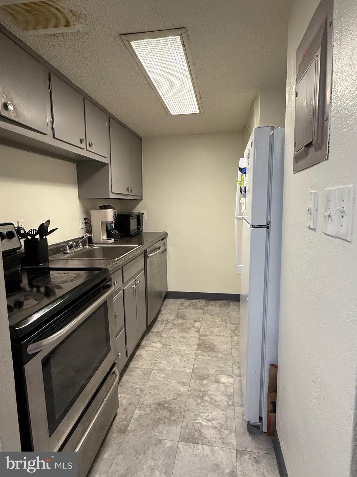 UNIVERSITY TOWERS - Residential