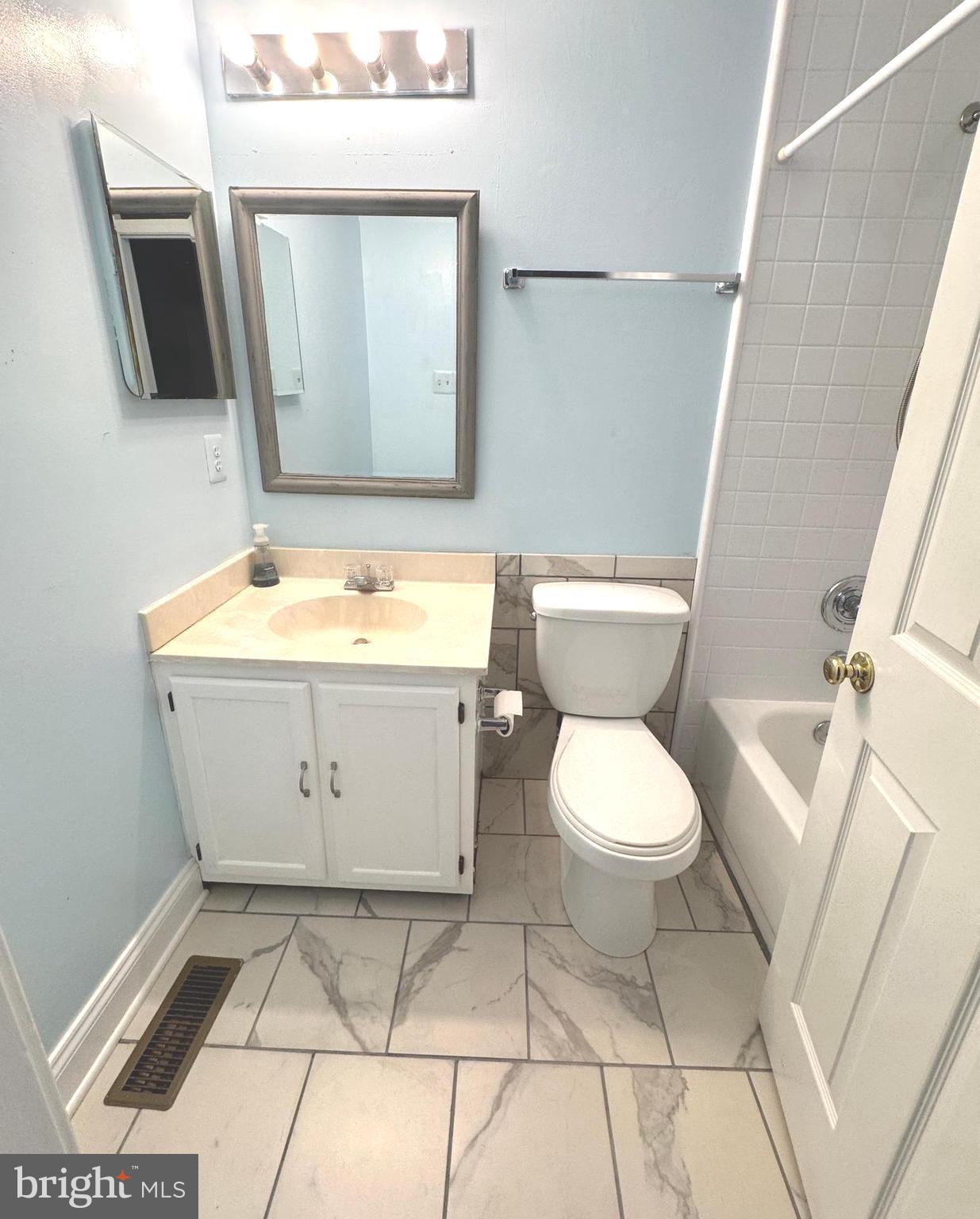 RIVERCHASE - Residential