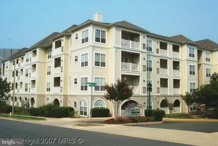 AVAILABLE APRIL 1ST. EXCELLENT PRICE AND LOCATION FOR THIS 2 BEDROOM CONDO. CLOSE TO ELEVATOR, WASHER/DRYER IN UNIT, EASY ACCESS TO COMMUTER ROUTES, HIGHWAYS, DOWNTOWN, SHOPPING CENTERS AND RESTAURANTS. PETS ALLOWED. UP TO 2, NO WIGHT LIMIT.