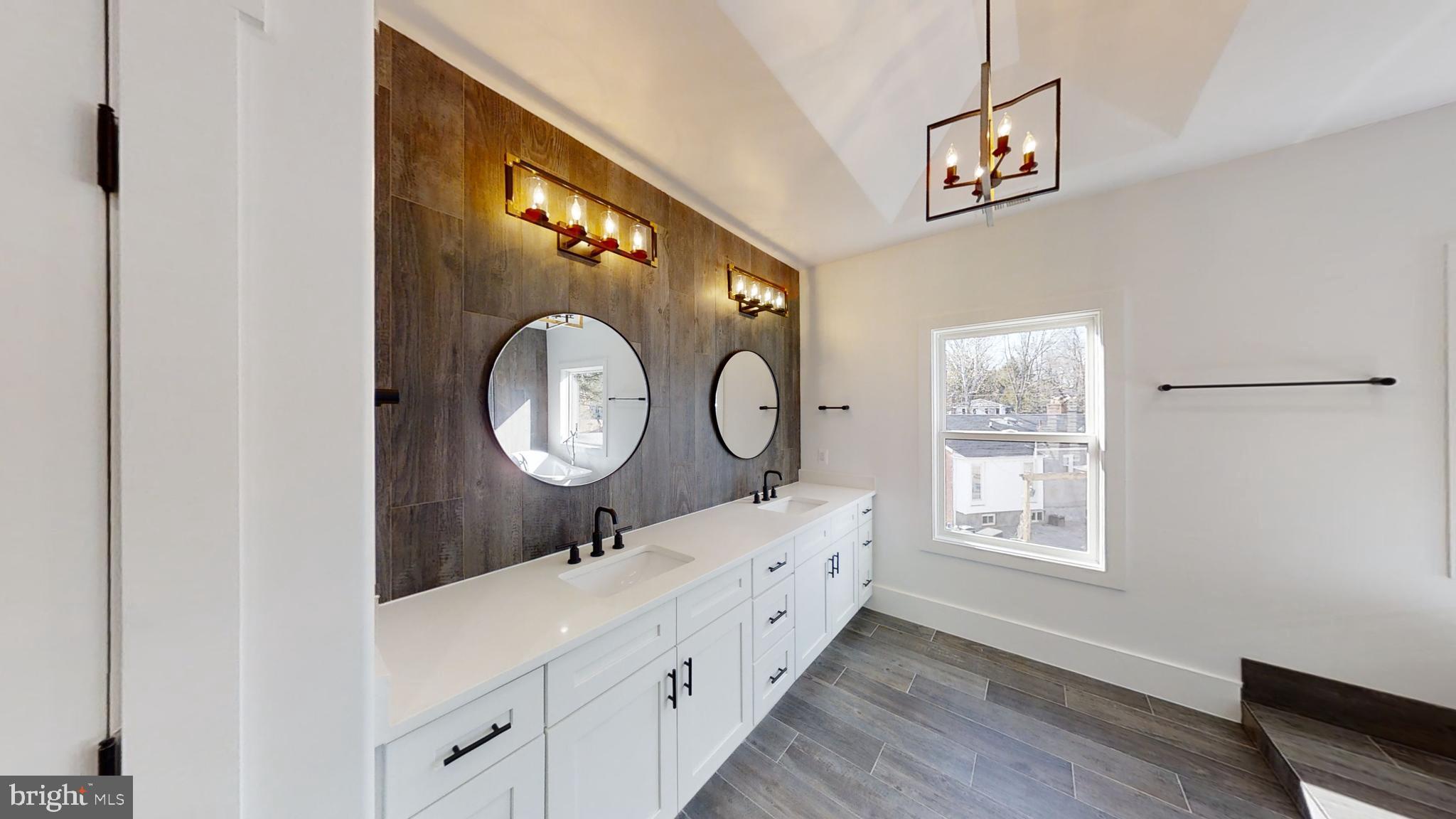 VIENNA WOODS - Residential