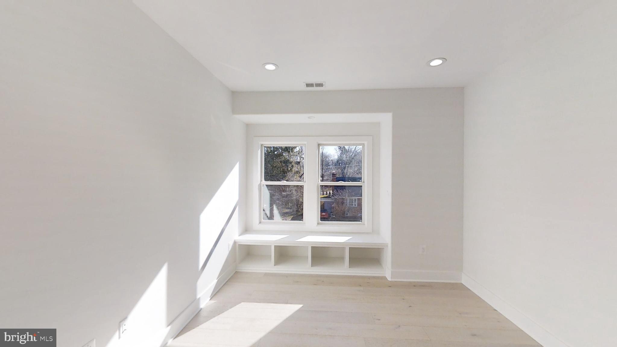 VIENNA WOODS - Residential