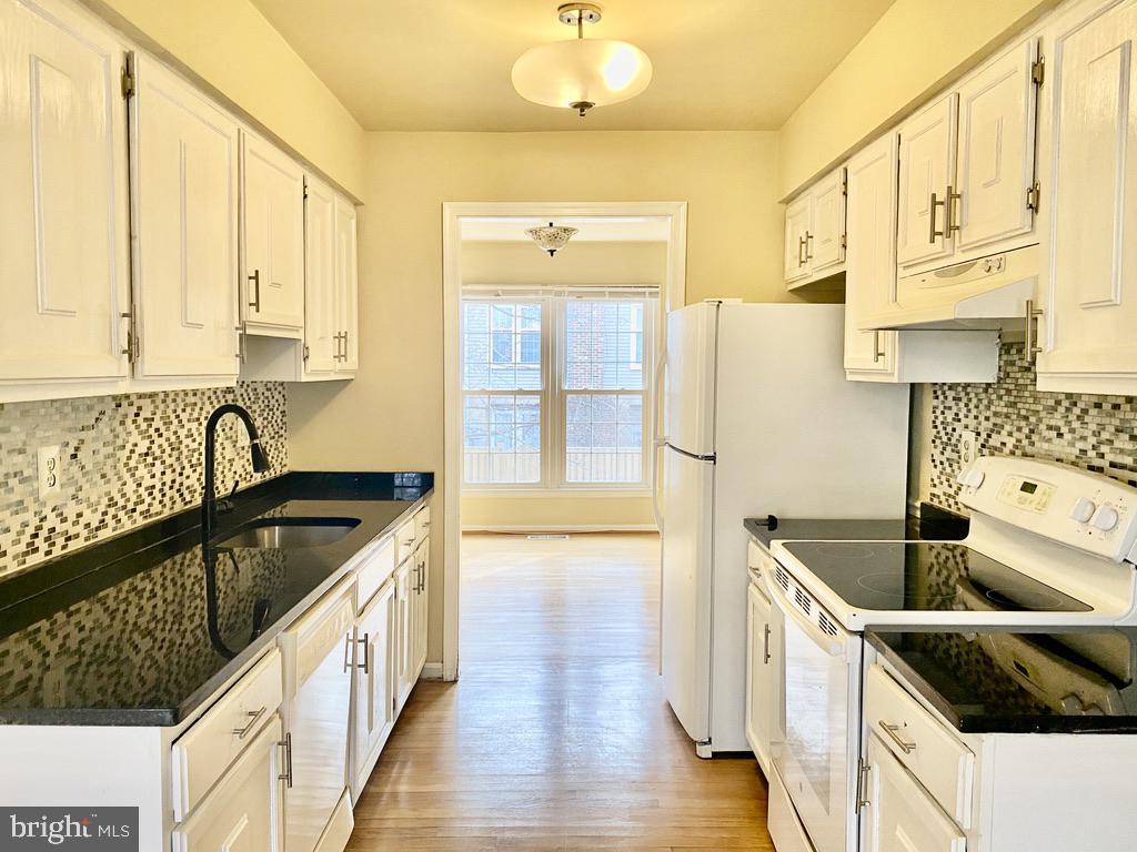 COUNTRY CREEK - Residential Lease