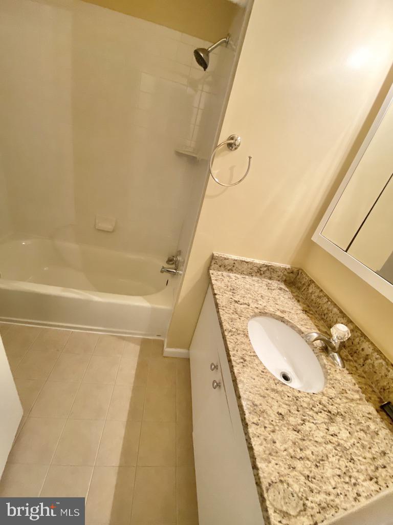 COUNTRY CREEK - Residential Lease