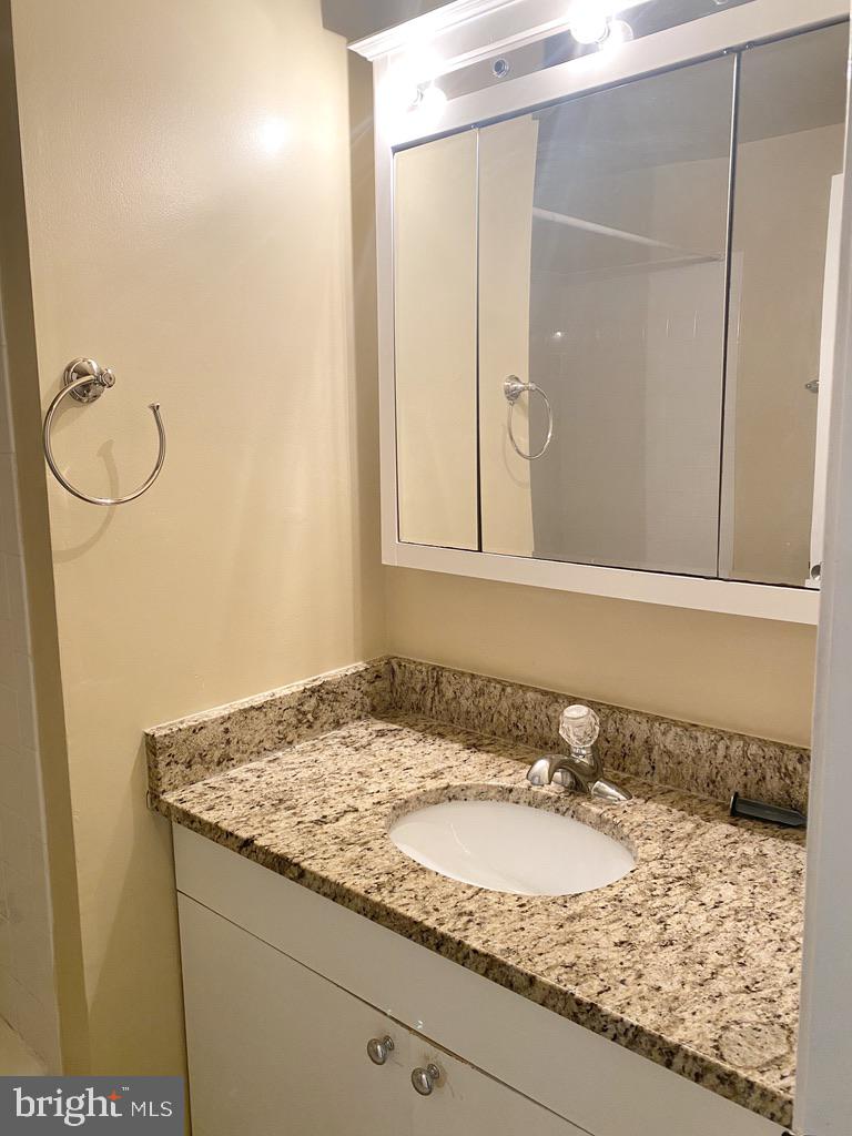 COUNTRY CREEK - Residential Lease