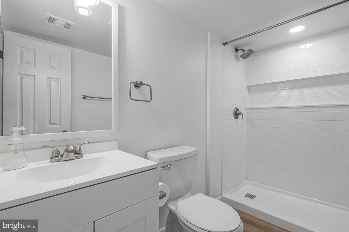 CLINTON WOODS - Residential Lease