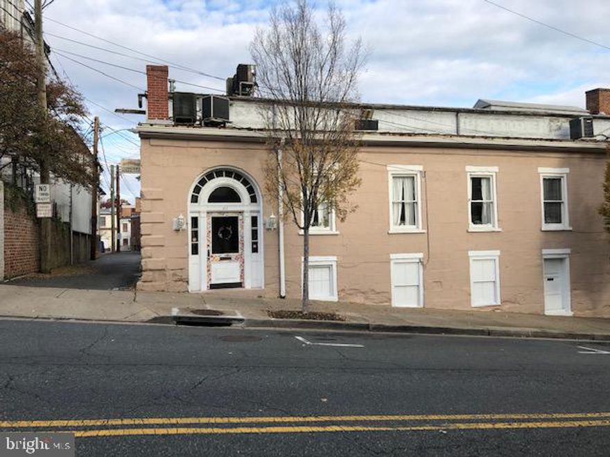 Currently occupied. Available 12/1/24. Excellent downtown rental opportunity in the heart of Historic Downtown Fredericksburg. Directly off Caroline Street, this building has lots of charm with 9' ceilings and wood floors. Has been retail, office, salon uses in the past. Below St. George's and across from Goolricks.