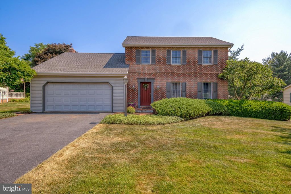 Photo of 987 DAWN AVE, EPHRATA, PA 17522 (MLS # PALA2035232)