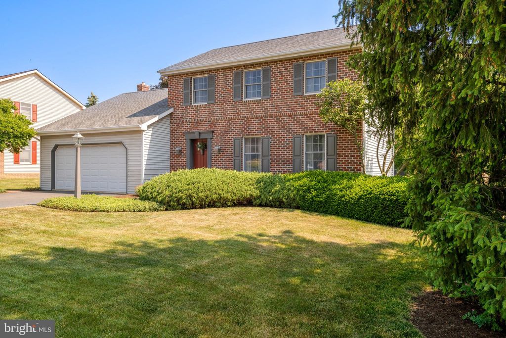 Photo of 987 DAWN AVE, EPHRATA, PA 17522 (MLS # PALA2035232)