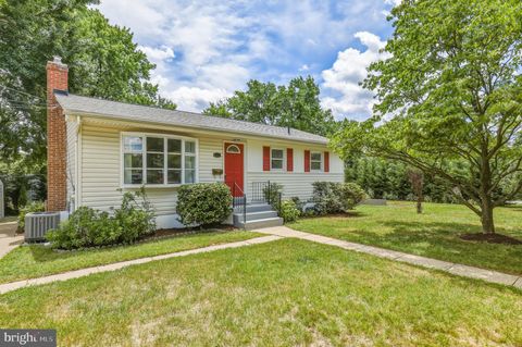 Photo of 801 Lincoln Street, ROCKVILLE, MD 20850 (MLS # MDMC2238072)
