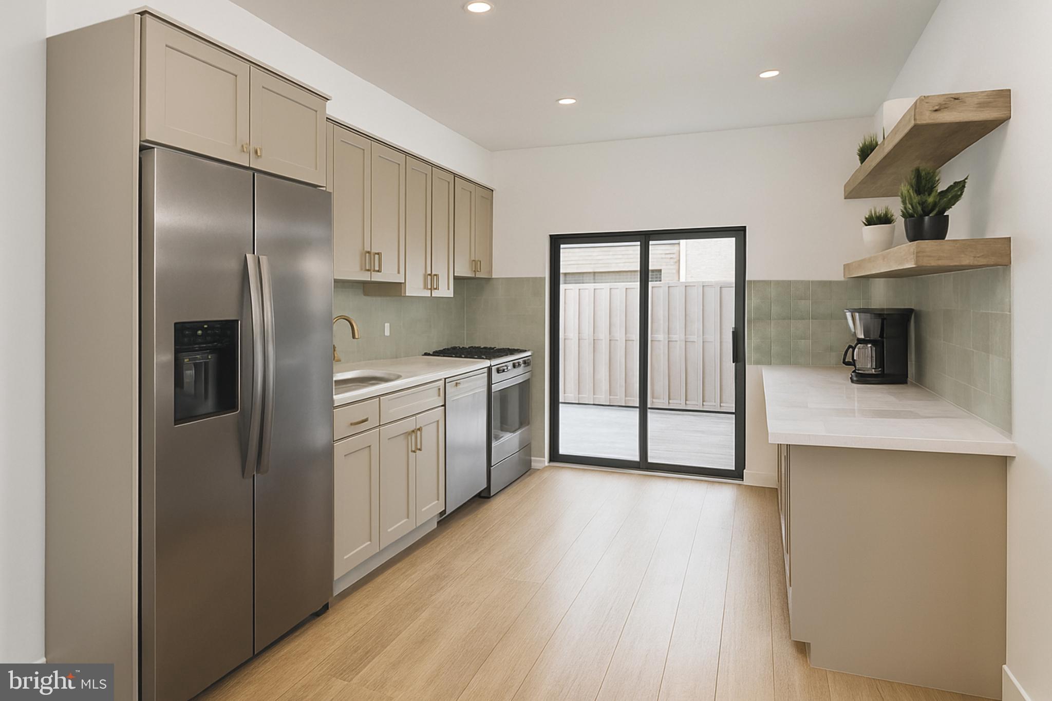 DICKENS SQ - Residential