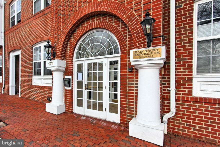 Sun filled and beautifully upgraded 1 bedroom +den+loft penthouse unit with hardwoods in main level, gas fireplace, neutral paint, kitchen with granite and stainless appliances. Cozy balcony off living room. Three underground garage spaces.(!!!) Located across the street from Brenman Park and just minutes away from Cameron Station community amenities.