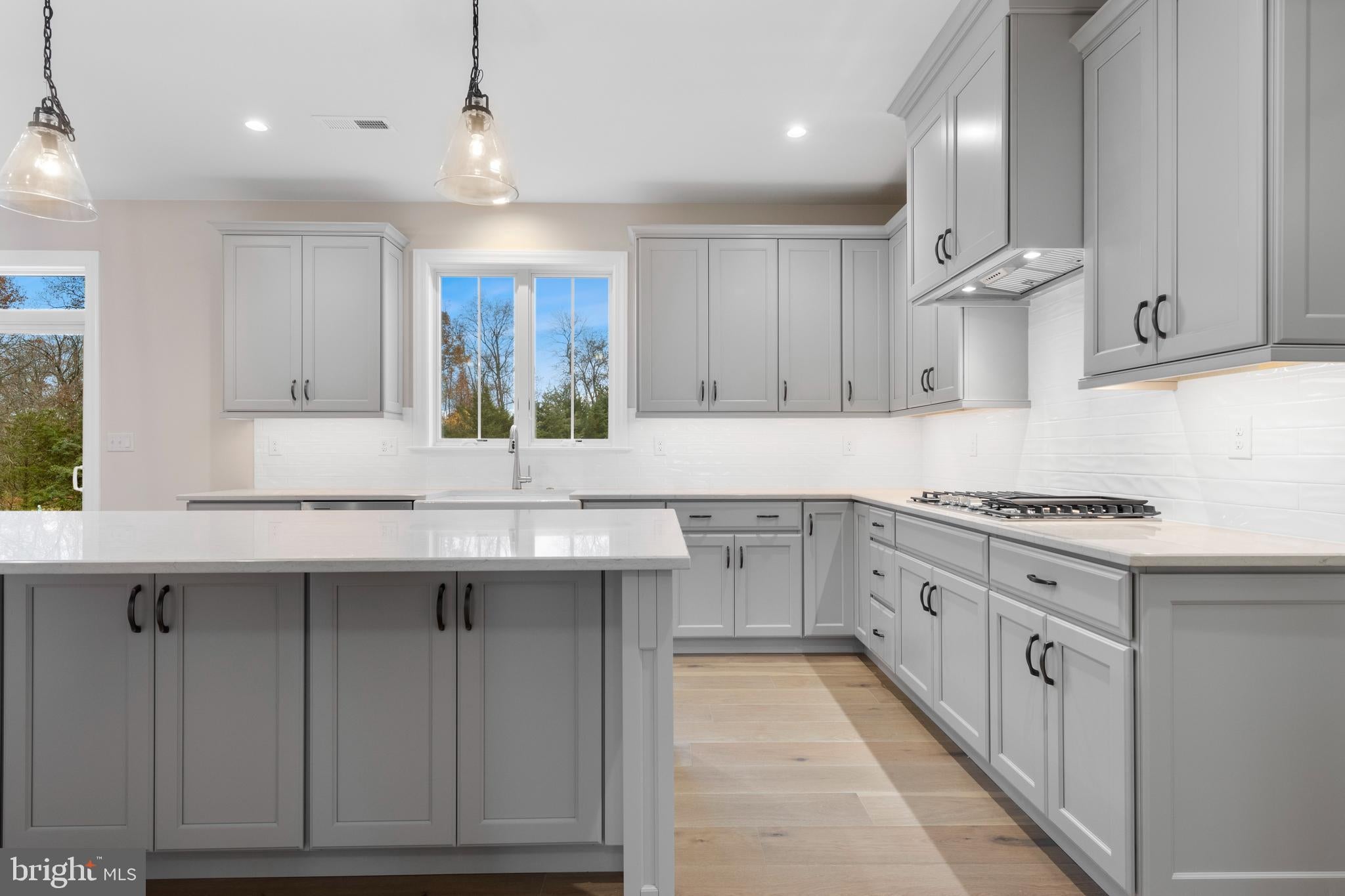 141 LEXINGTON MANOR