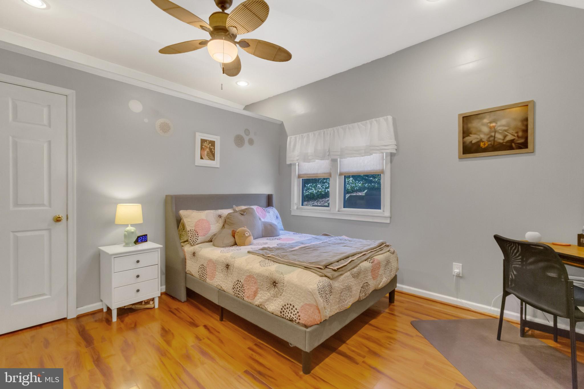 LARCHMONT - Residential