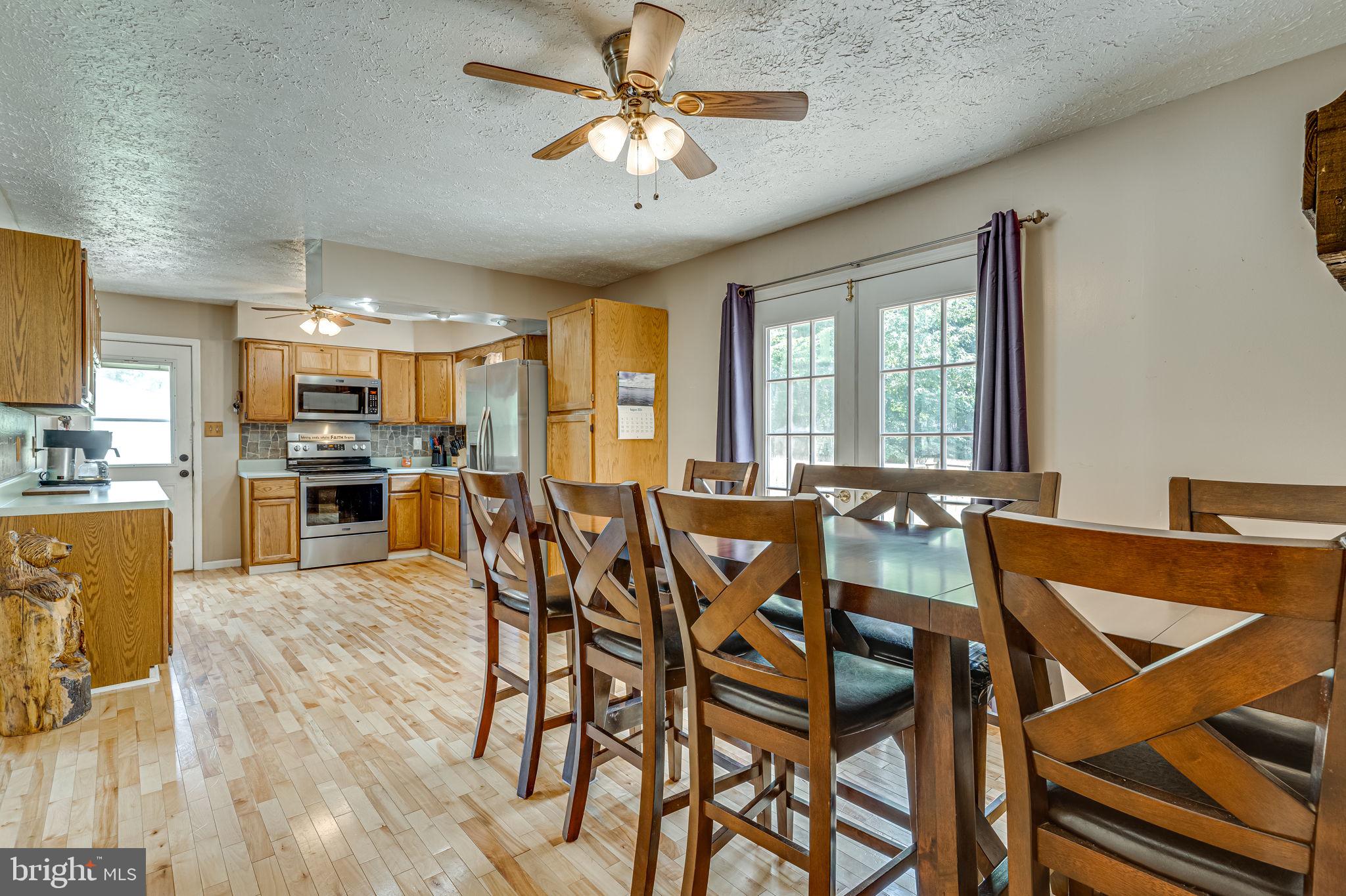 COUNTRY LAKES - Residential