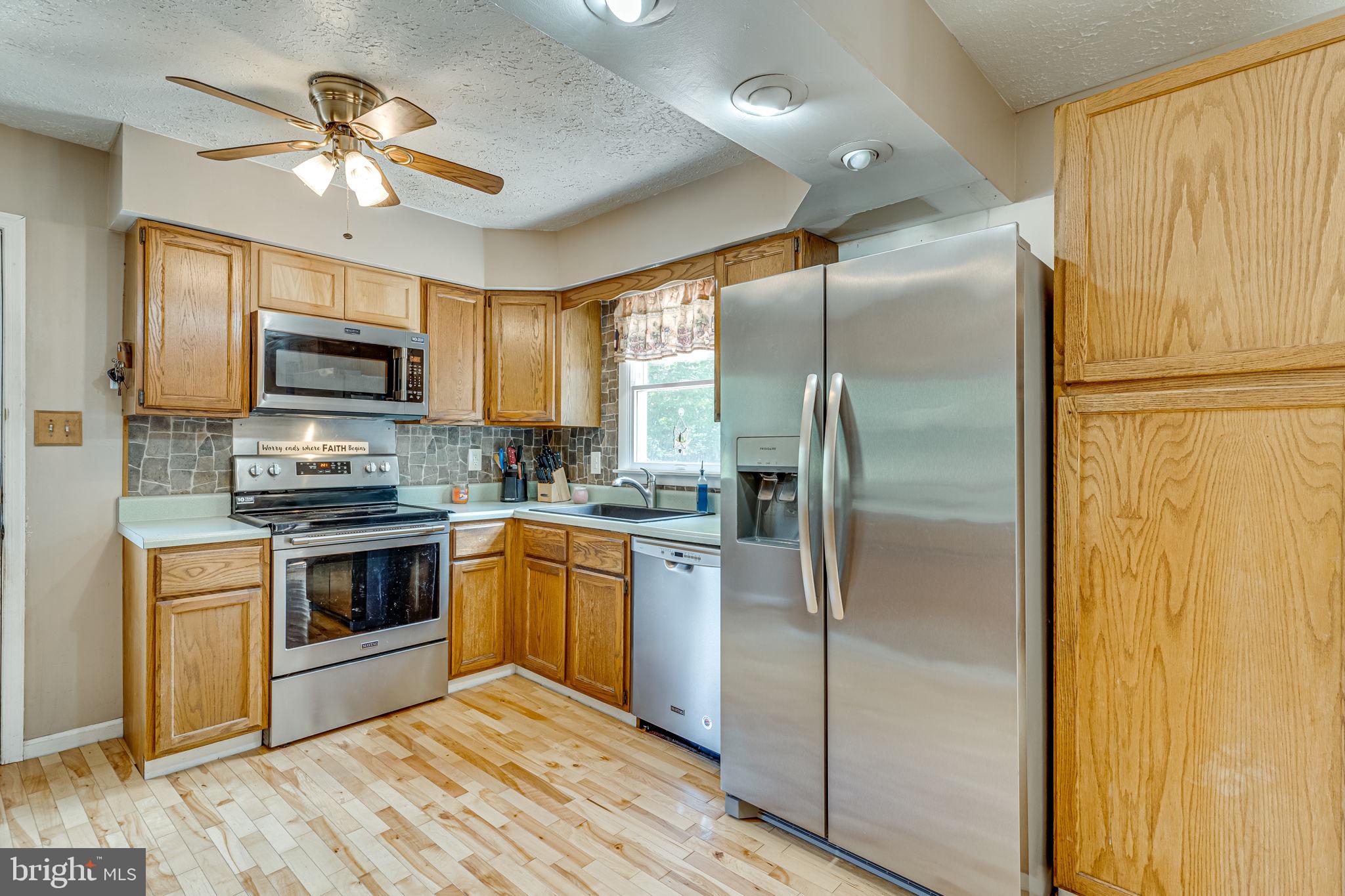 COUNTRY LAKES - Residential