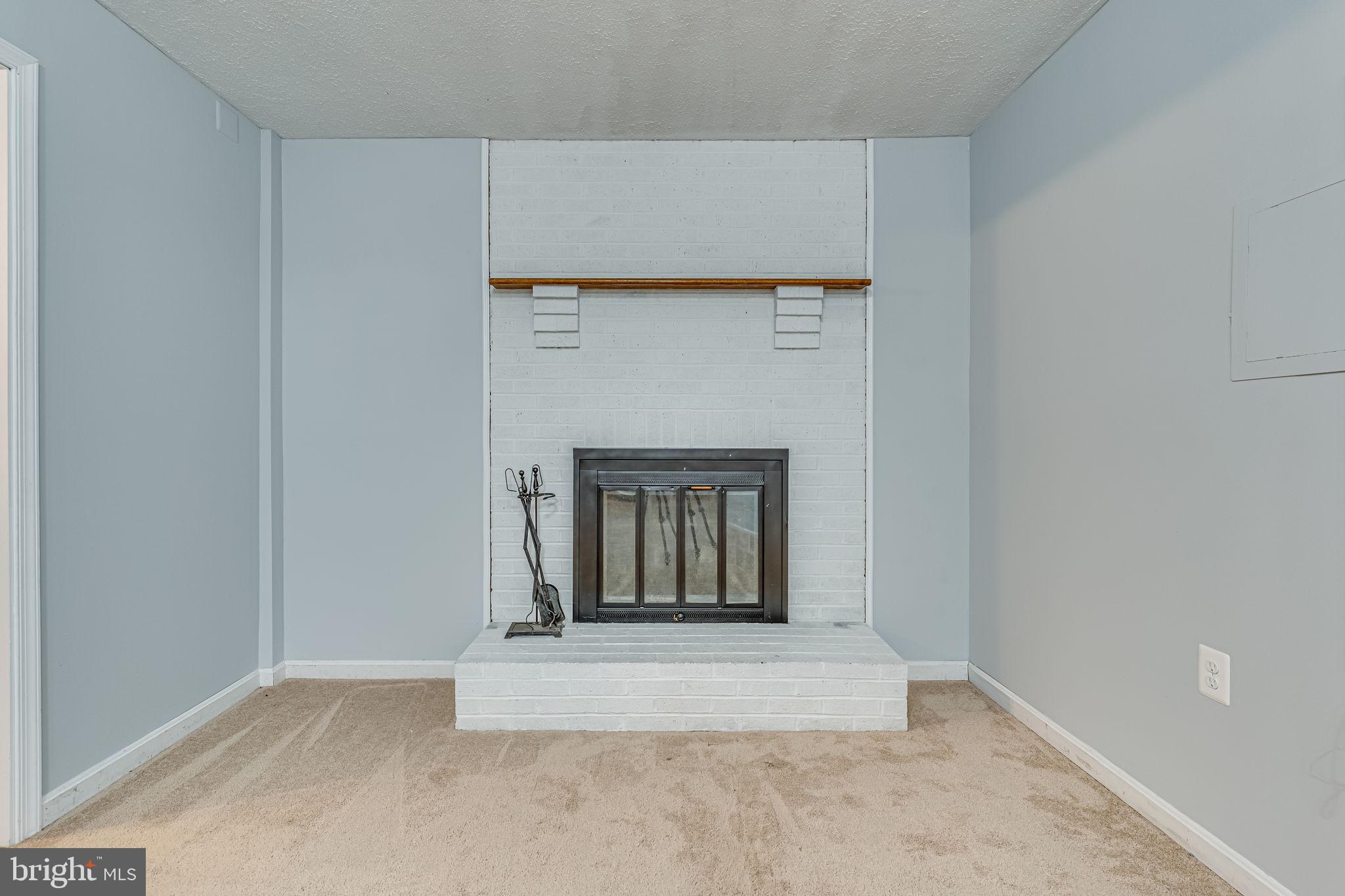 COUNTRY LAKES - Residential