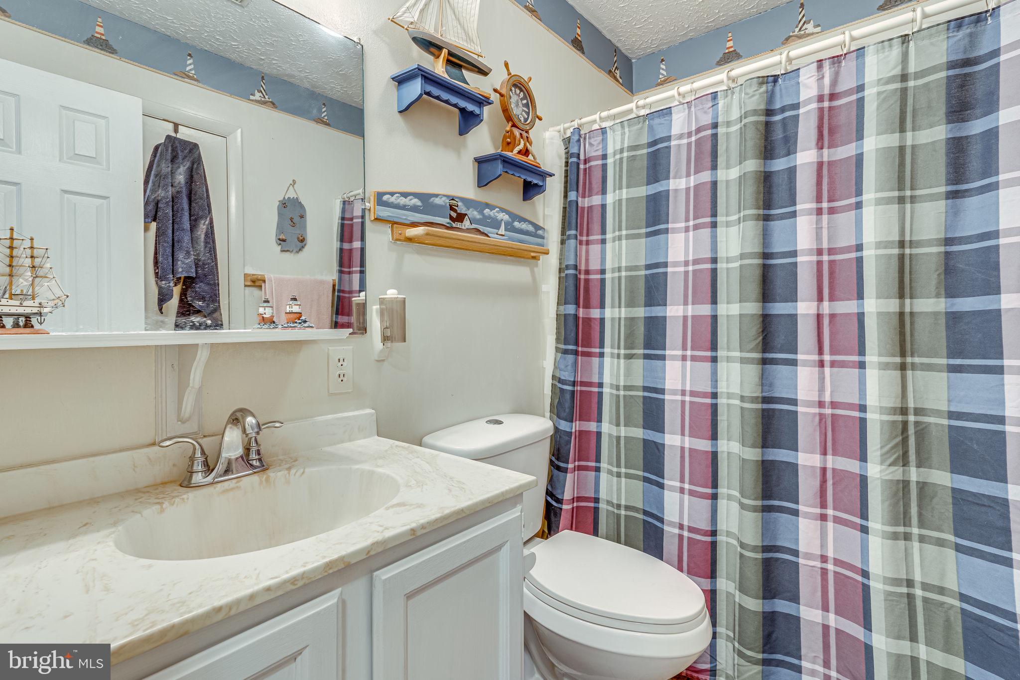 COUNTRY LAKES - Residential