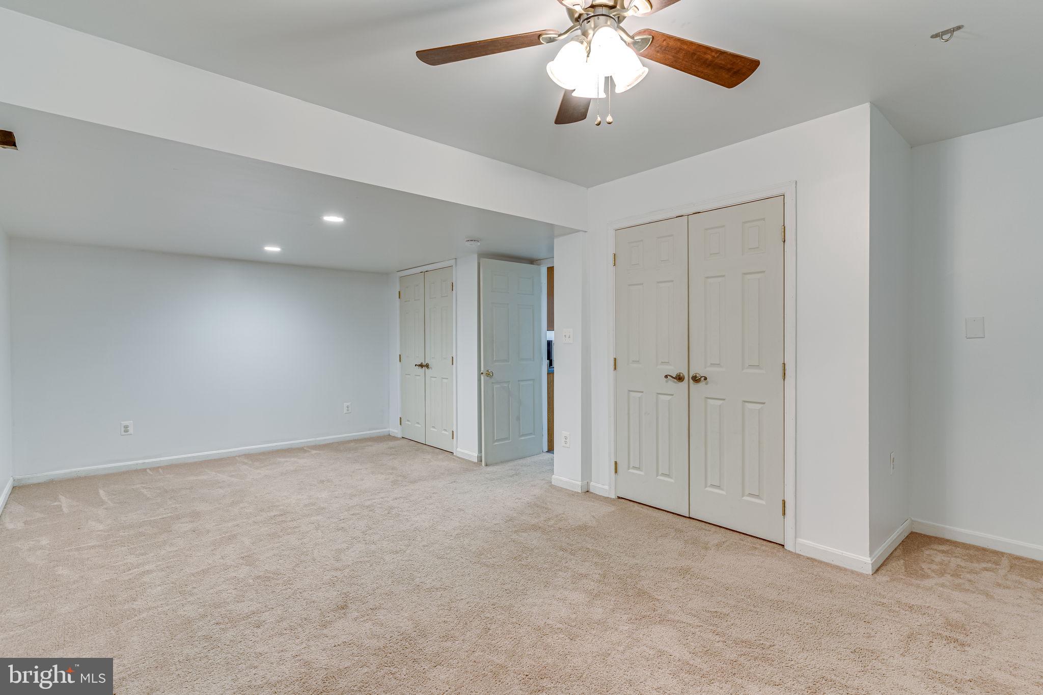 COUNTRY LAKES - Residential