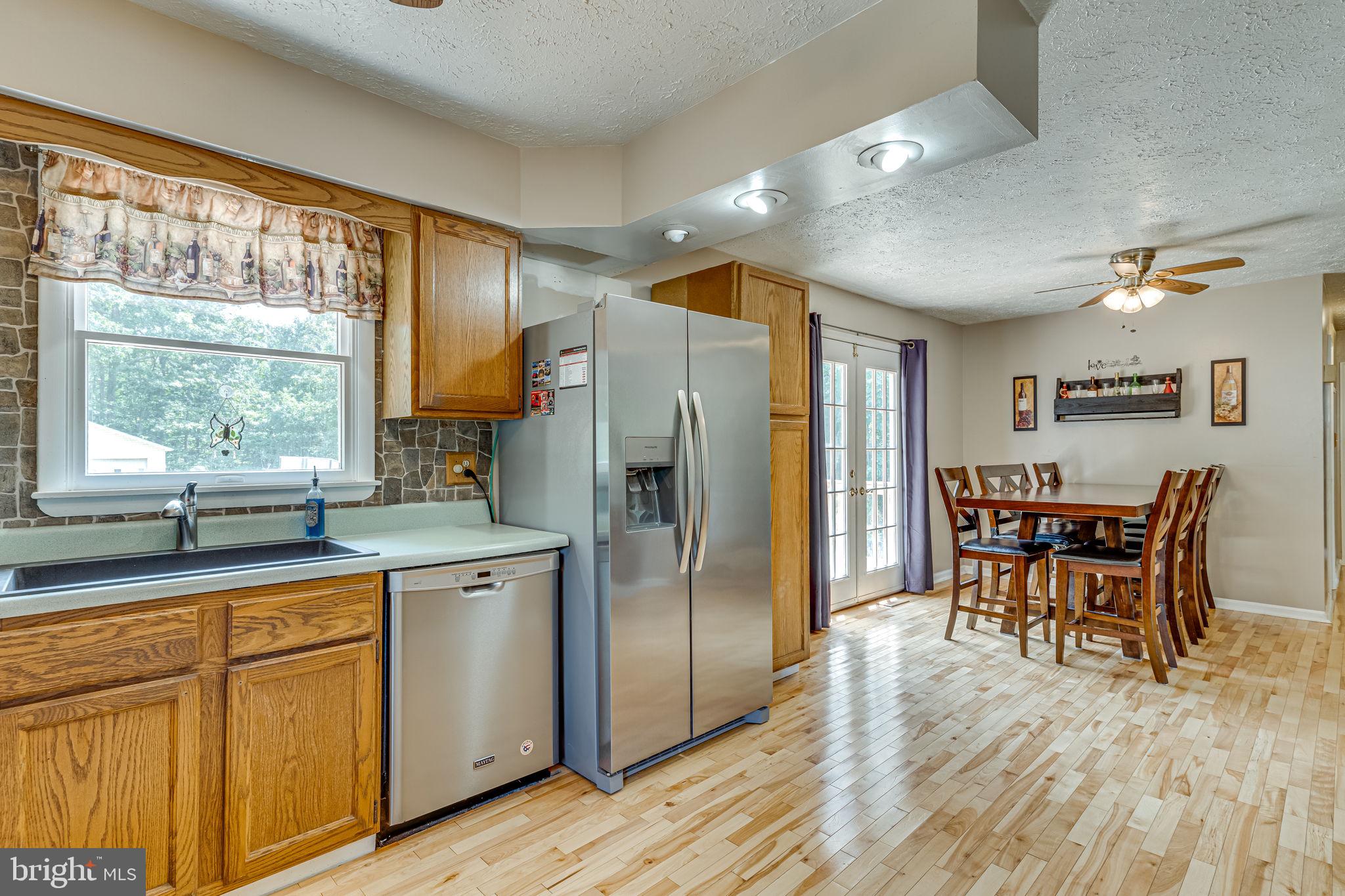 COUNTRY LAKES - Residential