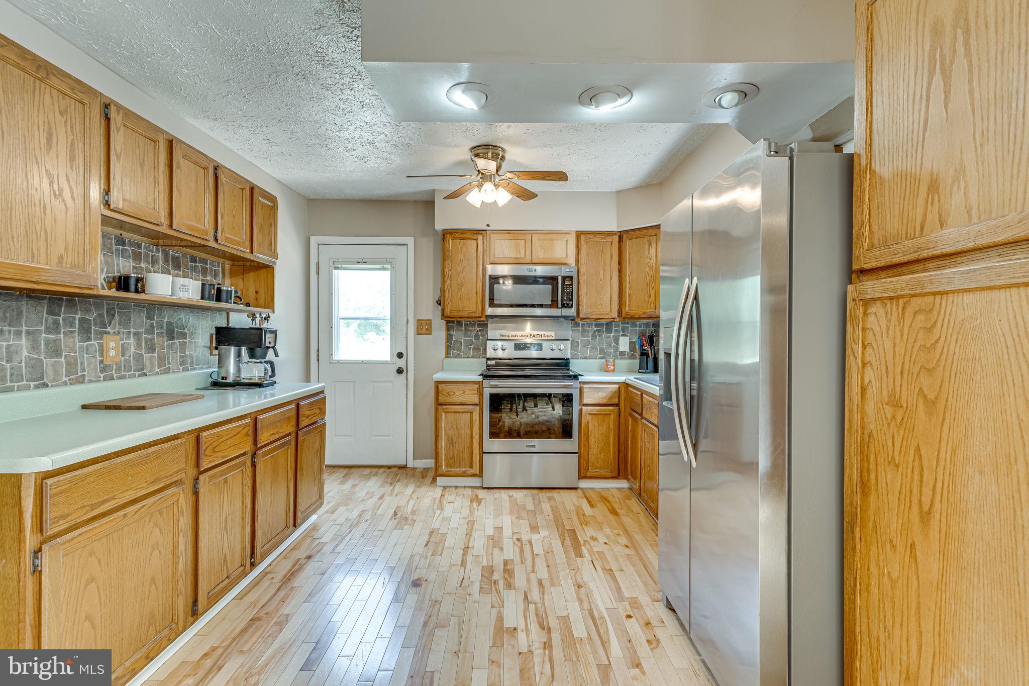 COUNTRY LAKES - Residential