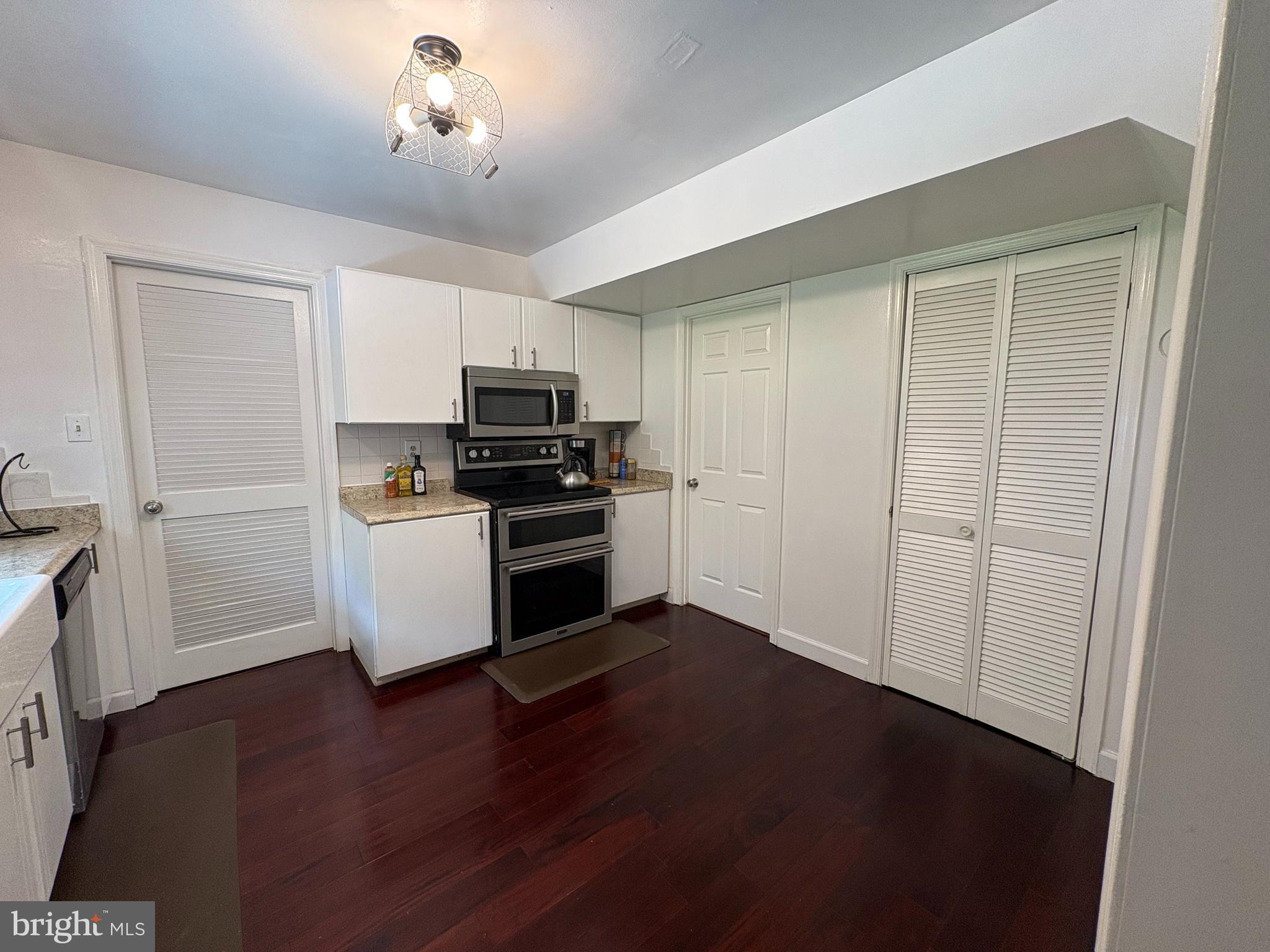 ELMWOOD MANOR - Residential