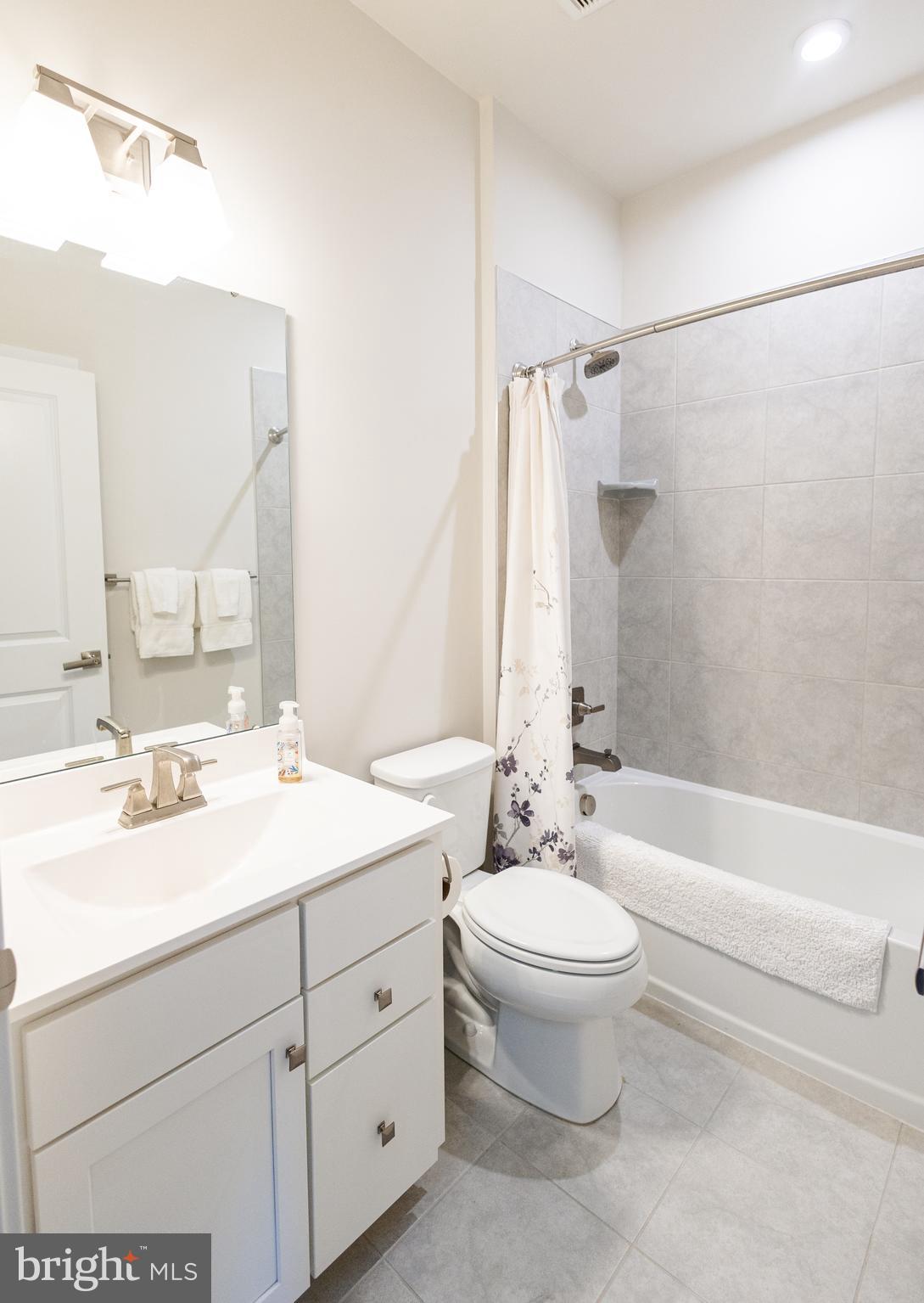 VILLAGE OF TOWNE SQUARE - Residential Lease