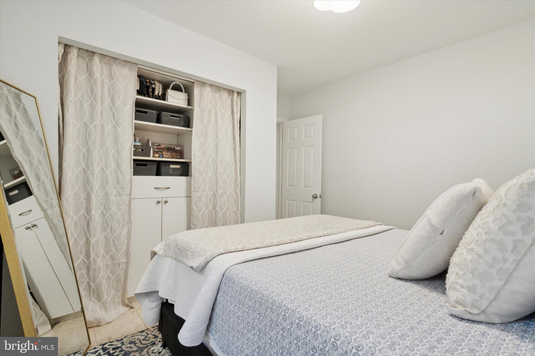 QUEEN VILLAGE - Residential