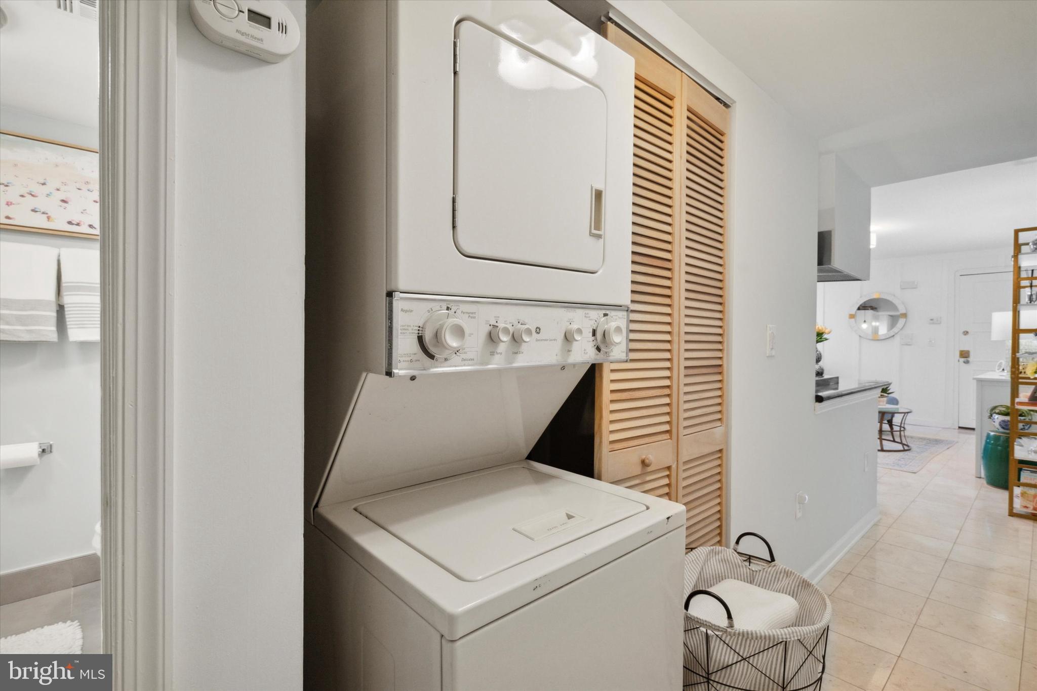 QUEEN VILLAGE - Residential