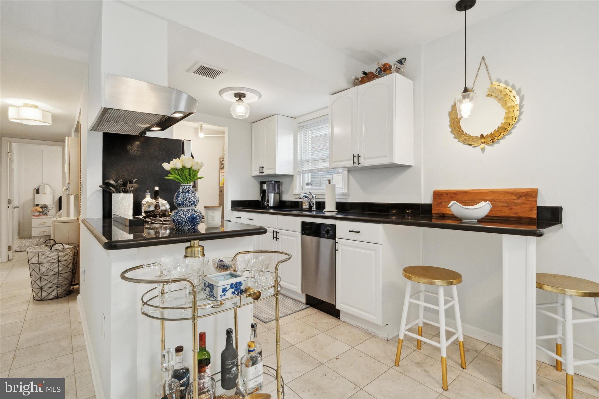 QUEEN VILLAGE - Residential