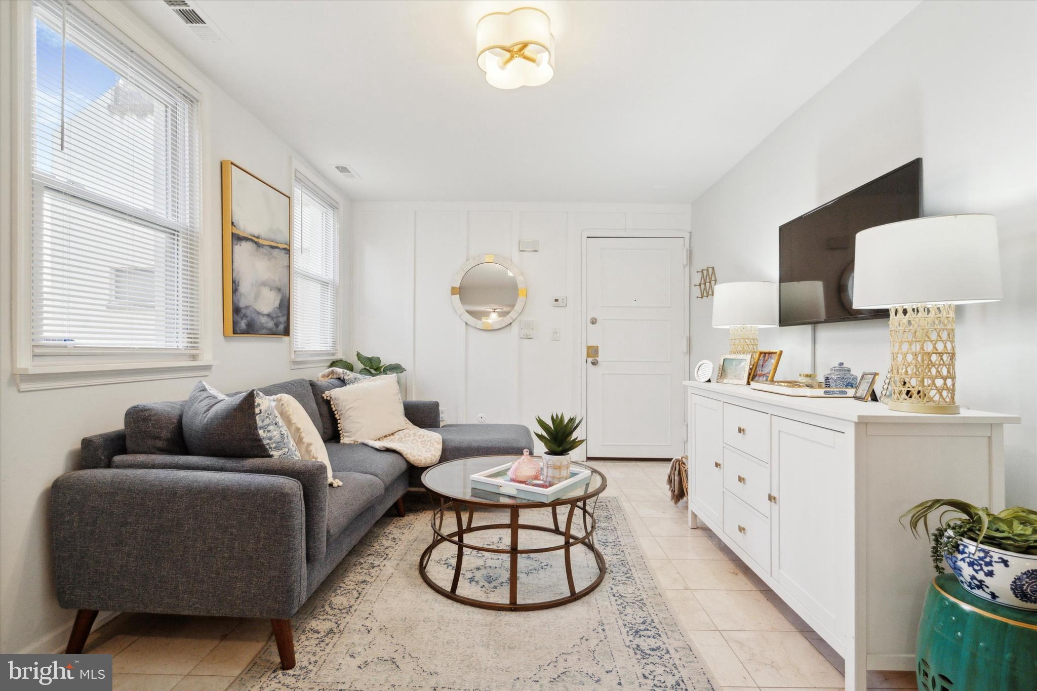 QUEEN VILLAGE - Residential