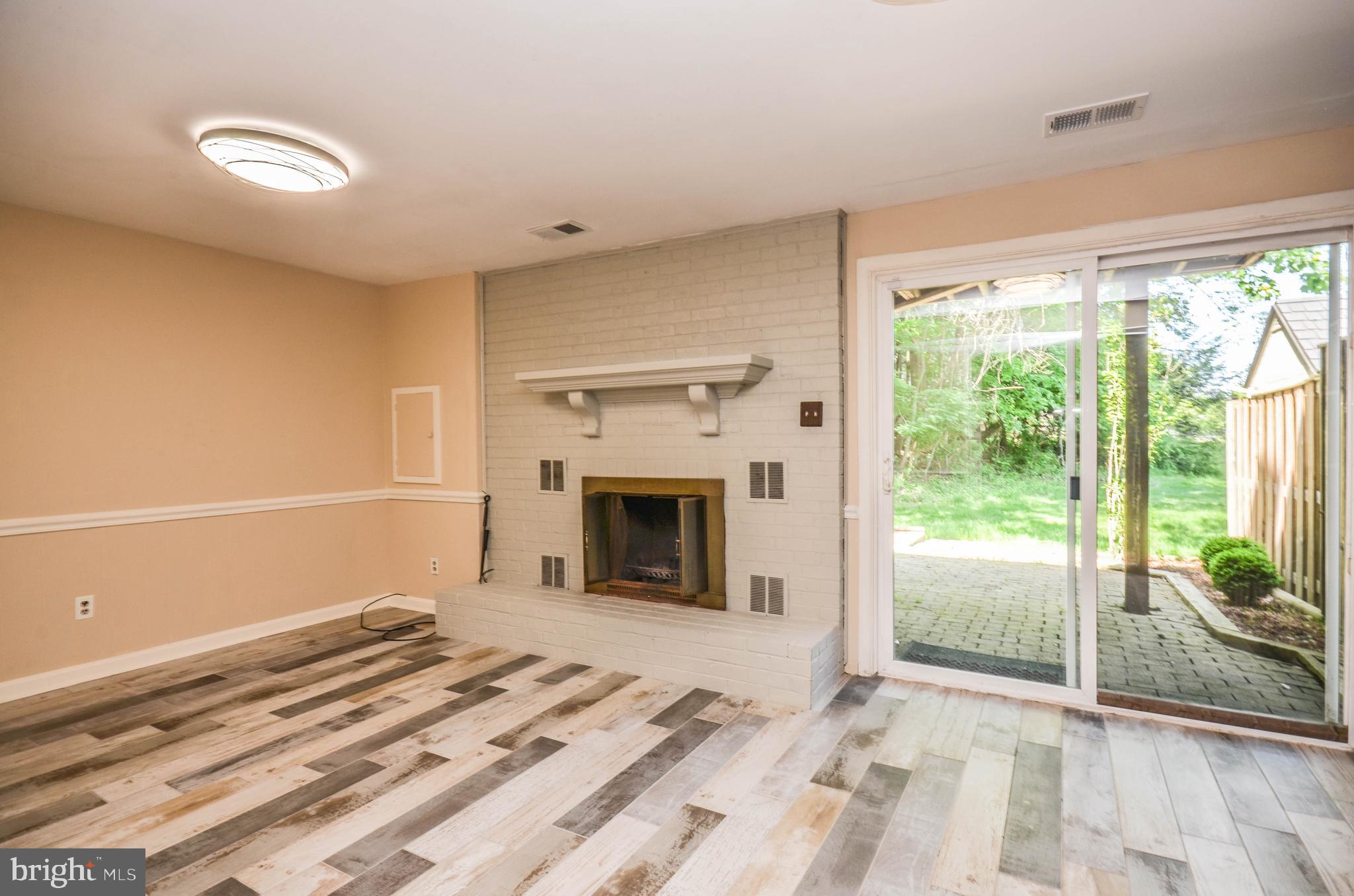 SHADOW OAK - Residential Lease