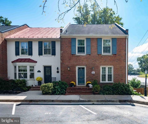 Townhouse For Sale - 8261 Taunton Place<br/> SPRINGFIELD, VA 22152