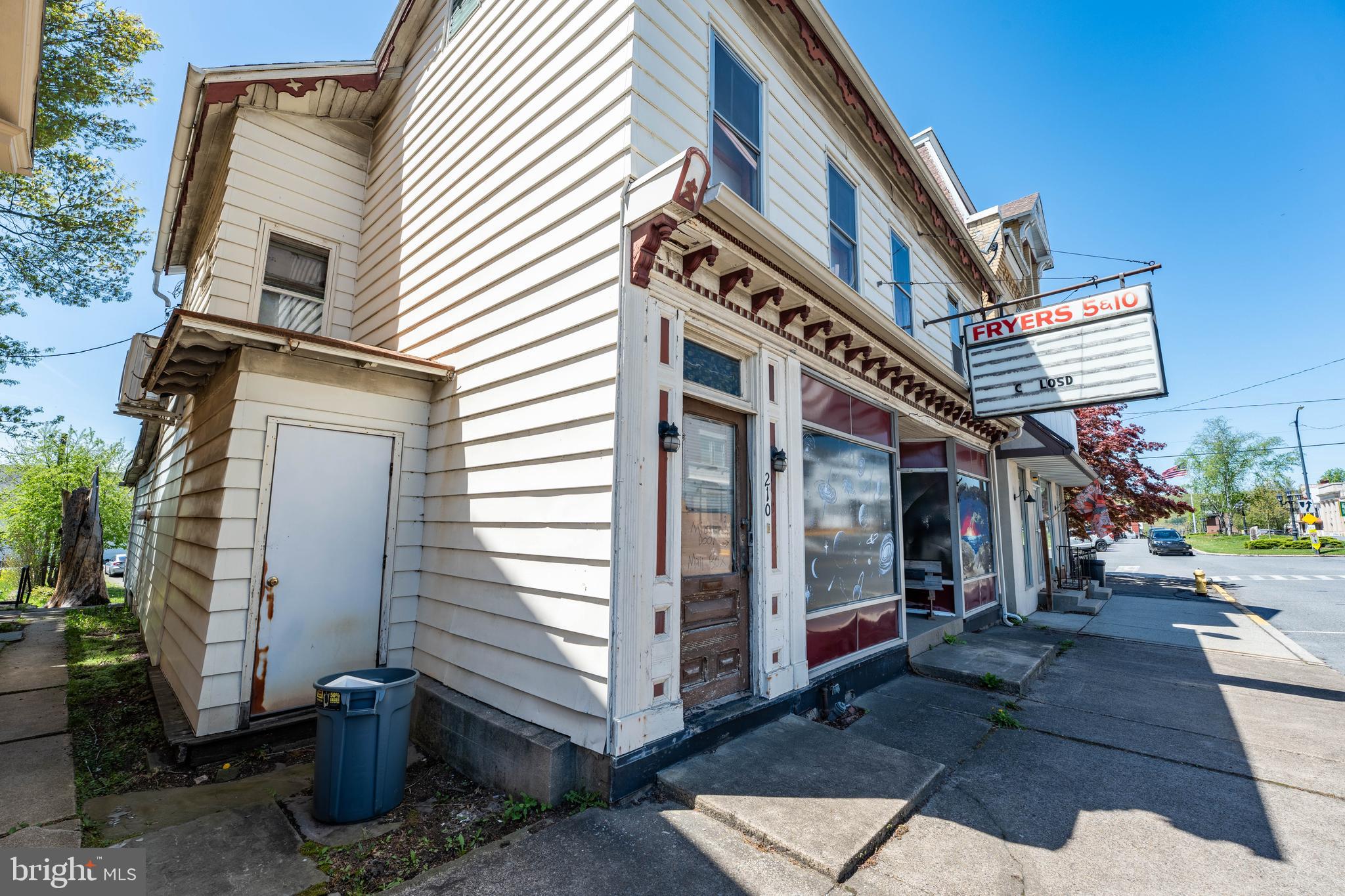 Main image without alt text