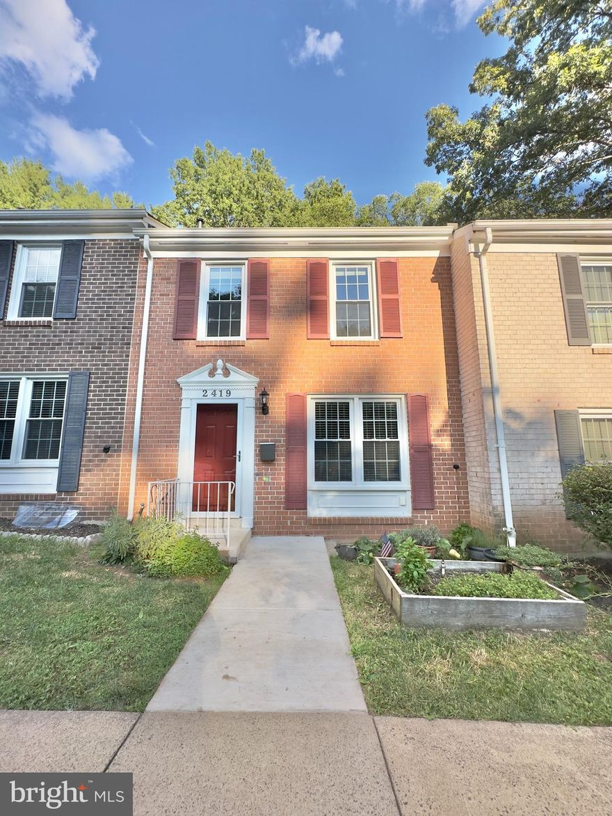 Renovation Pending! Rent a charming Reston home. Nice neighborhood with a 25-meter pool. We have 3 bedrooms and 2.5 bathrooms. It feels like your playground because it's behind your house. The rear terrace is suitable for year-round leisure, with a shed for storage. The townhouse improvements were finished in 2017. Modern appliances, 42" soft-close kitchen cabinets, and crown molding are throughout. Enjoy the spa-like master bathroom. Reston Metro, Wegmans, Whole Foods, Reston Town, and several bicycling and hiking routes with abundant trees are all accessible within minutes. The minimum rental term is 8 months, and the maximum is 16 months.