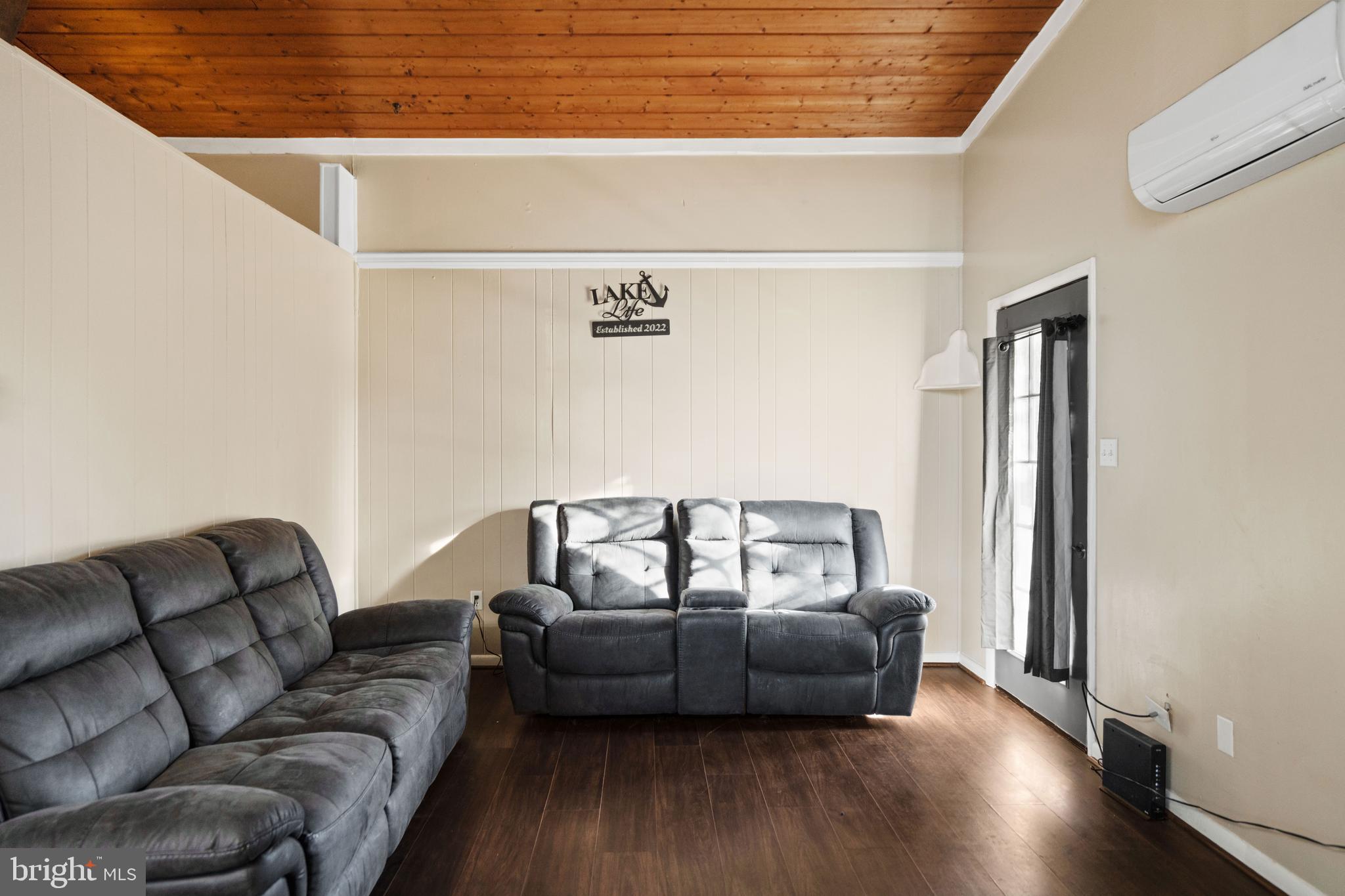 LAKE HOLIDAY ESTATES - Residential