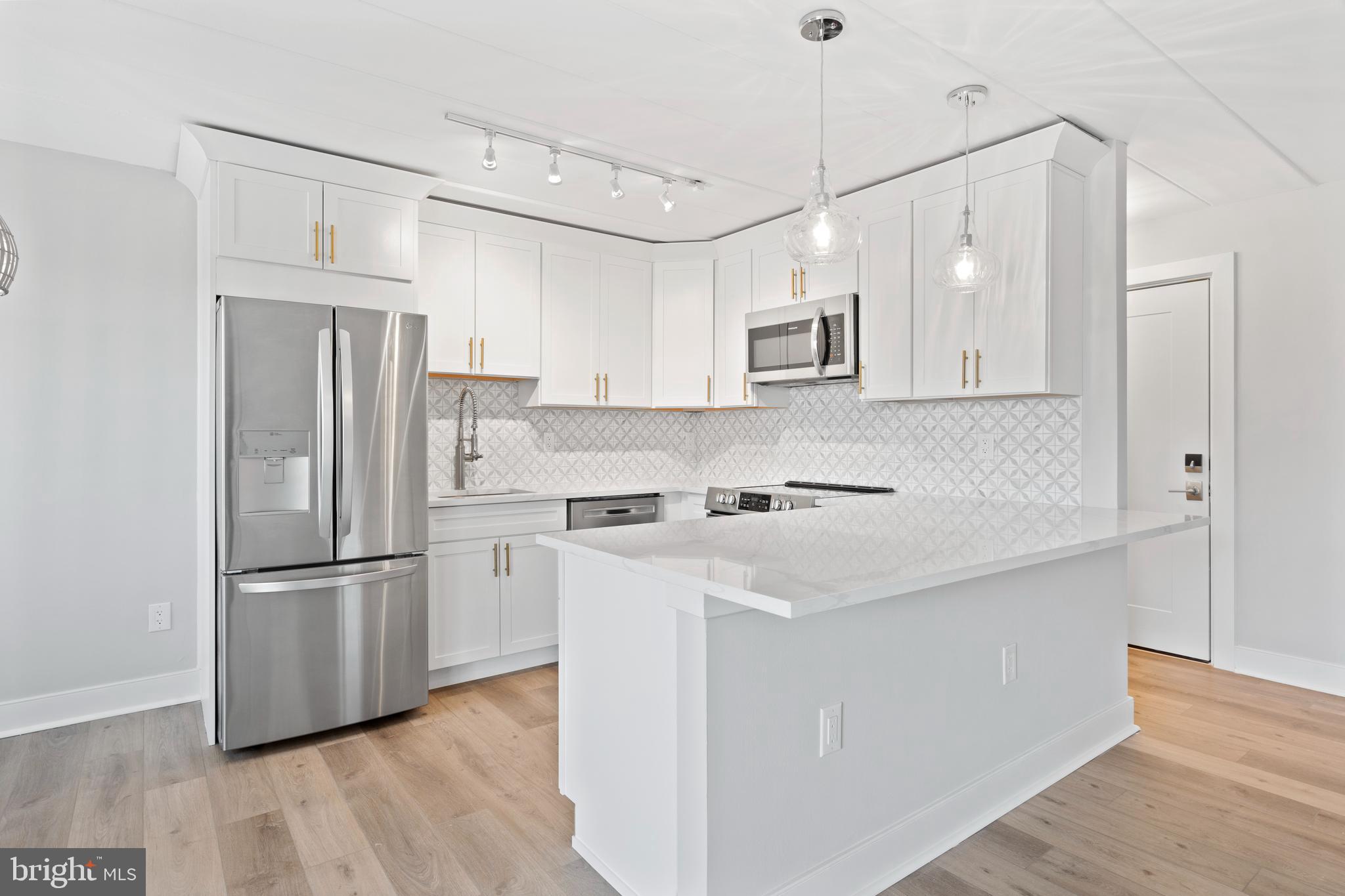 Gorgeous one-bedroom, one-bathroom condo-style apartment in a fully remodeled elevator building. This unit is located just a block from historic downtown Wayne, PA. Featuring hardwood floors throughout, stainless steel appliances, beautiful finishes and trim work, plus on-site laundry and parking.
Come see this apartment before it’s gone—these units rarely become available!
