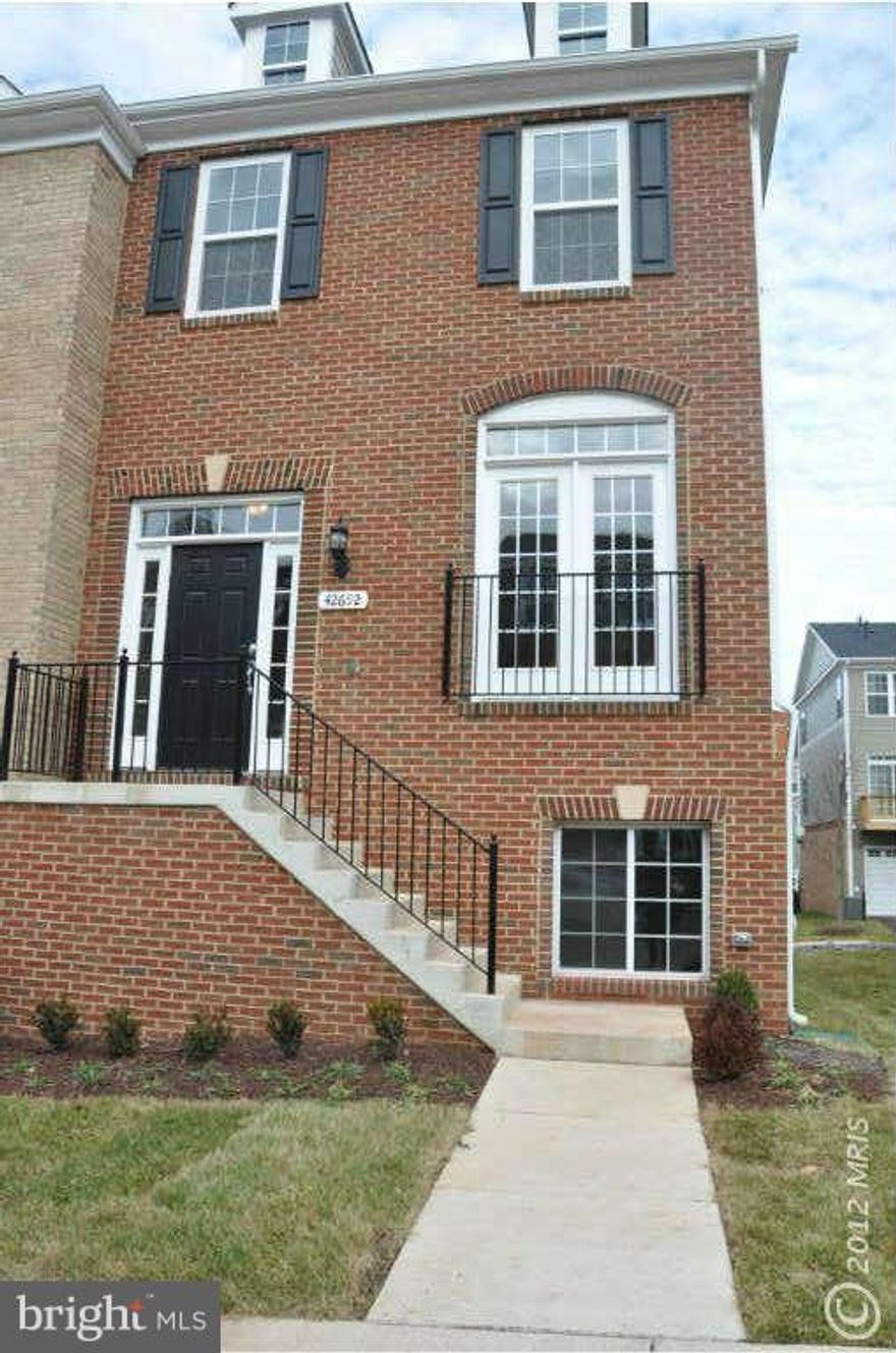 Beautiful end unit 2 car garage,4 Bed 3.5 Bath town home in Goose Creek Village. Granite Counter tops, Stainless Steel appliances and Hardwood floors on main level. Close to park and ride