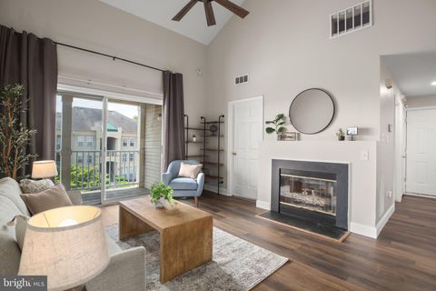 Photo of 1067 Gardenview Loop #304, WOODBRIDGE, VA 22191 (MLS # VAPW2121682)