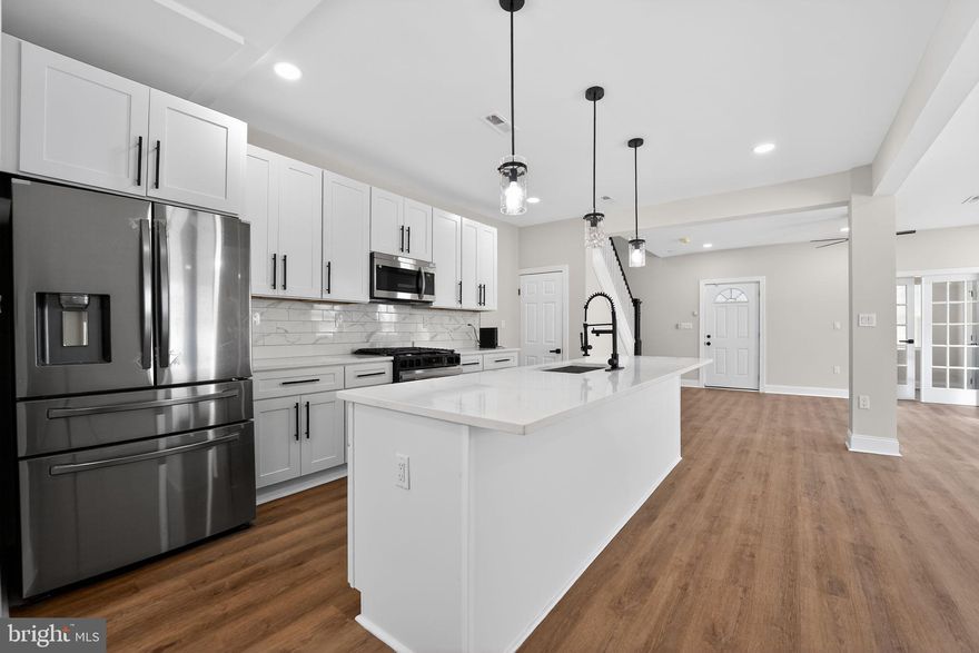 Wellcome to this beautiful, spacious, completely renovated  single family home. This home features  two master bedroom, one on the main floor and another on the upper floor. Renovations includes, roof, electrical panel and  an HVAC system.
Enjoy the modern open kitchen with new appliances, abundant cabinets, and quarts countertops.