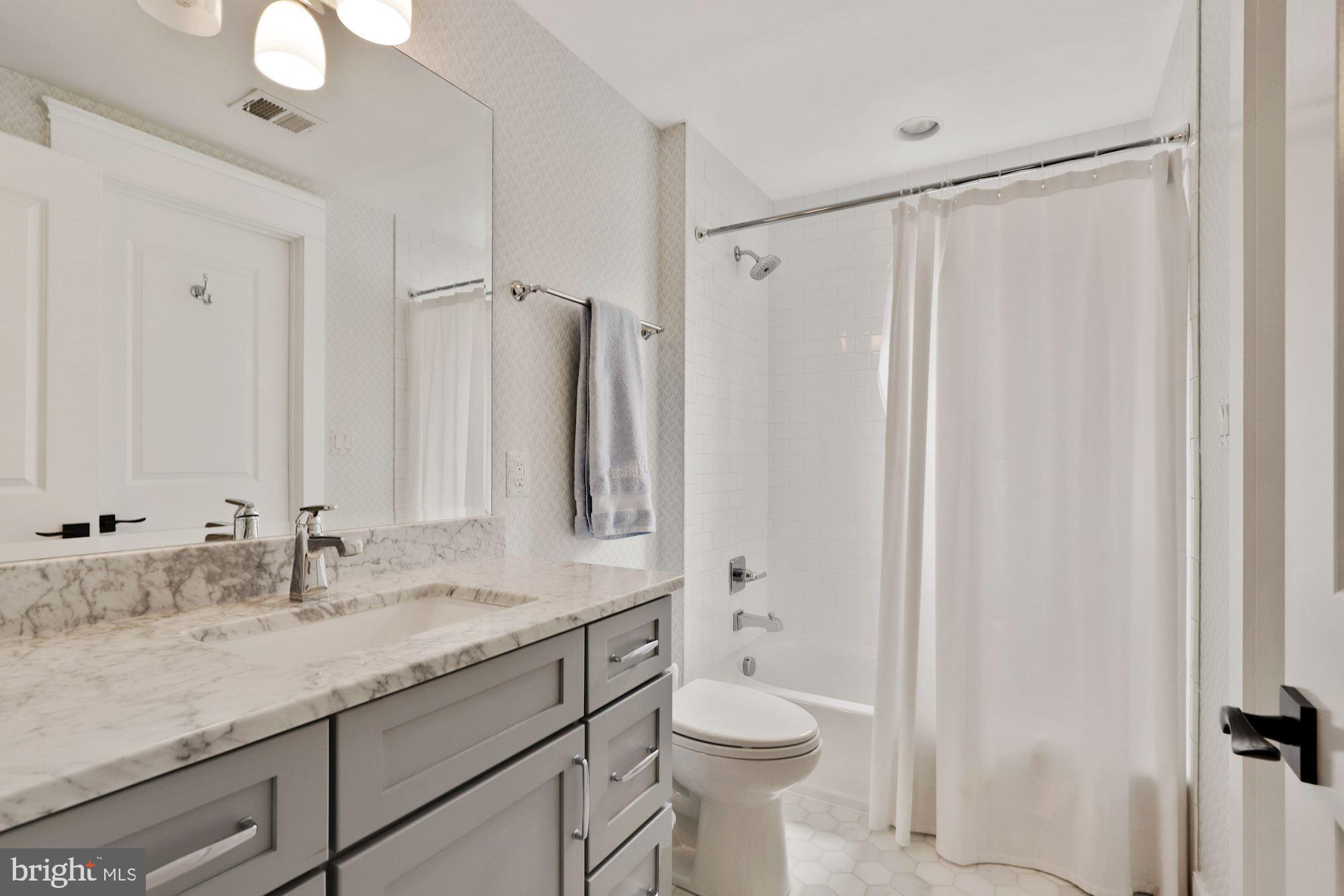 ENGLISH VILLAGE - Residential