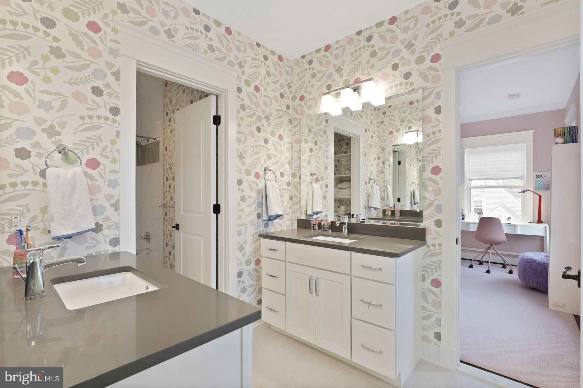 ENGLISH VILLAGE - Residential