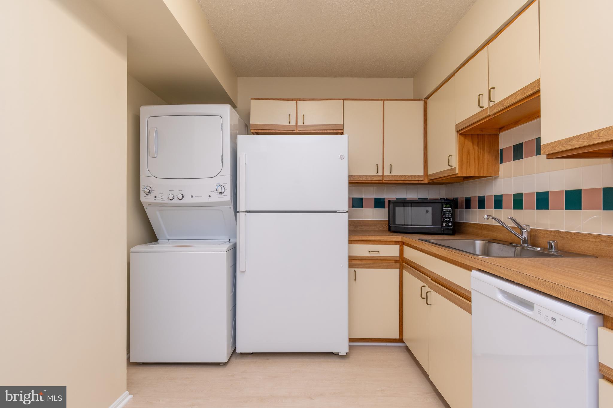 LEISURE WORLD - Residential Lease