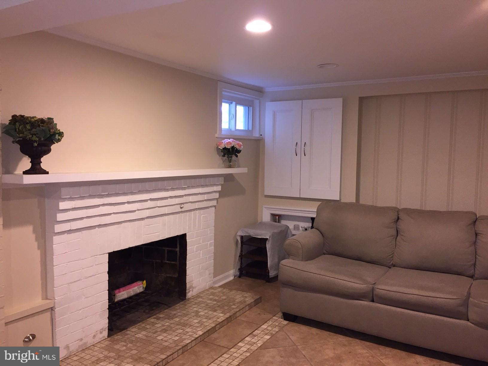 ENGLISH VILLAGE - Residential Lease