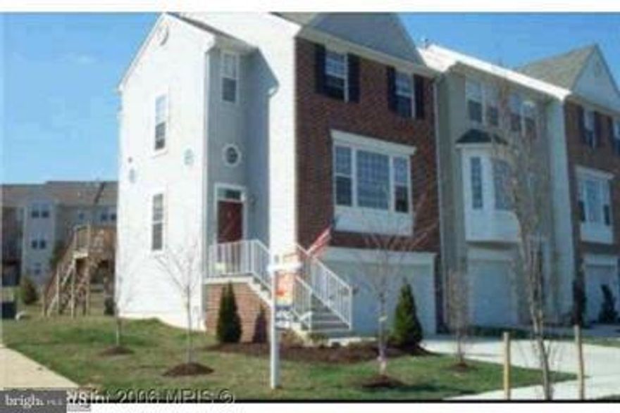 PRICE TO SELL. END UNIT T/H WITH BRICK FRONT IN KINGSVIEW. LARGE OPEN KITCHEN WITH MAPLE CABINETS & ISLAND. HARDWOOD FLOORS ON 2ND LEVEL. HUGE MASTER BEDROOM WITH WALK-IN CLOSET & GARDEN BATH. 2CAR GARAGE WITH REC ROOM ON 1ST FLOOR. ANY QUESTION PL CALL LA..