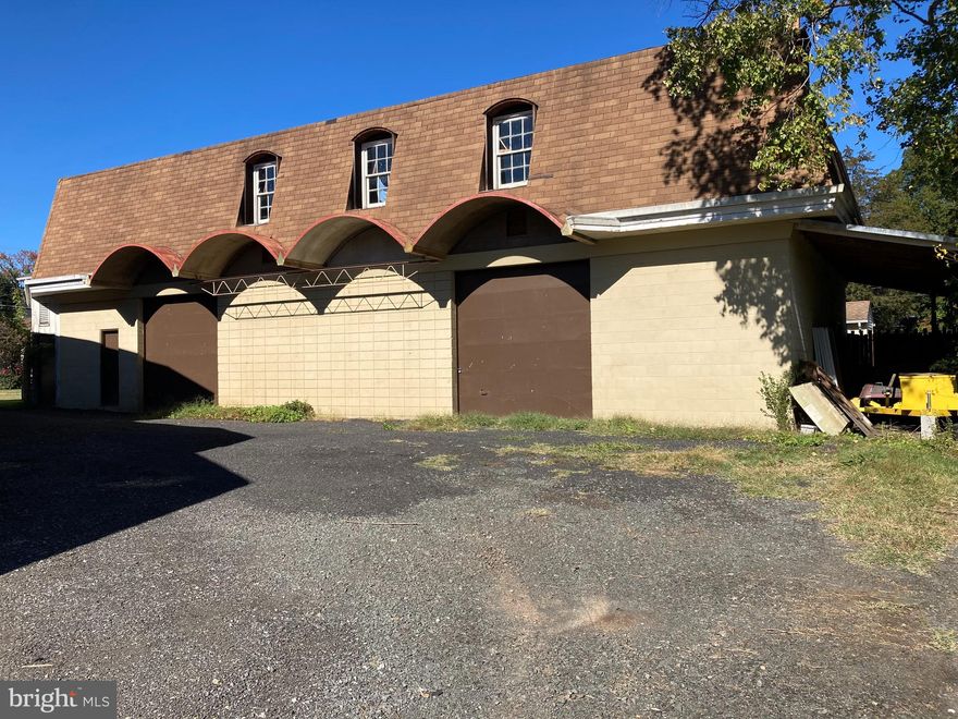 Dutch Colonial Building/Garage with concrete floor on first level , second level has potential for office space. 
HUGE PRICE REDUCTION FOR QUICK SALE



Two bays with approximately 3500 square foot.