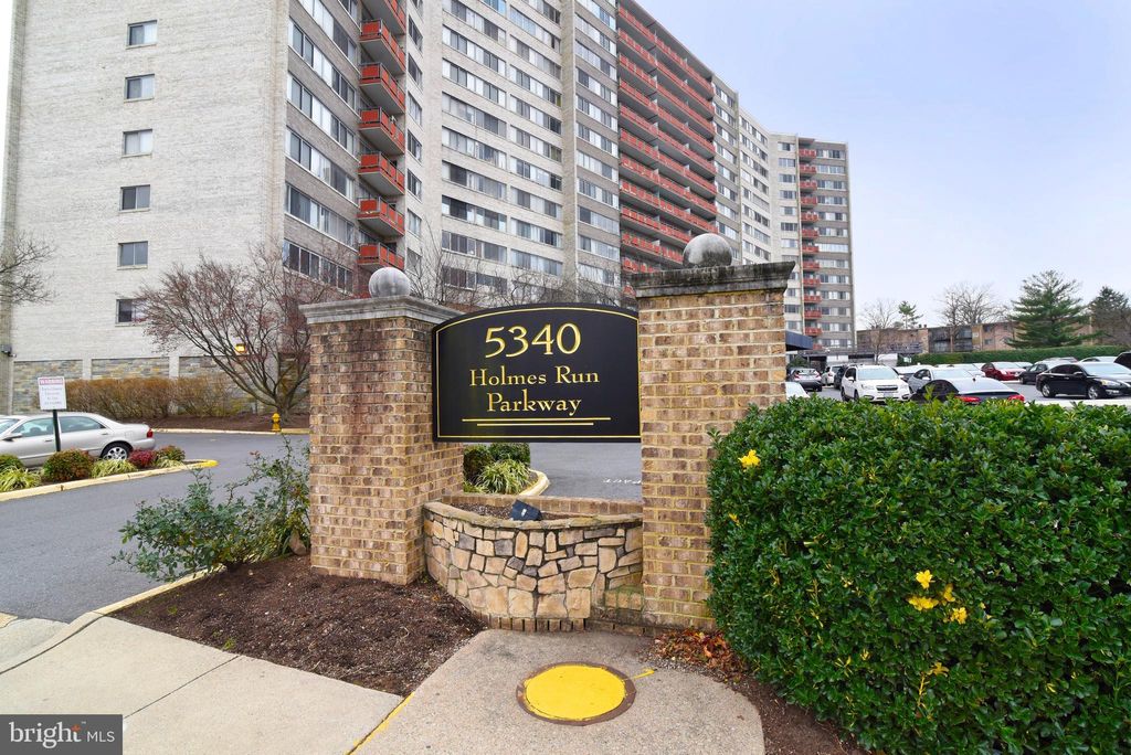 Photo of 5340 Holmes Run Parkway #1102, ALEXANDRIA, VA 22304 (MLS # VAAX2059376)