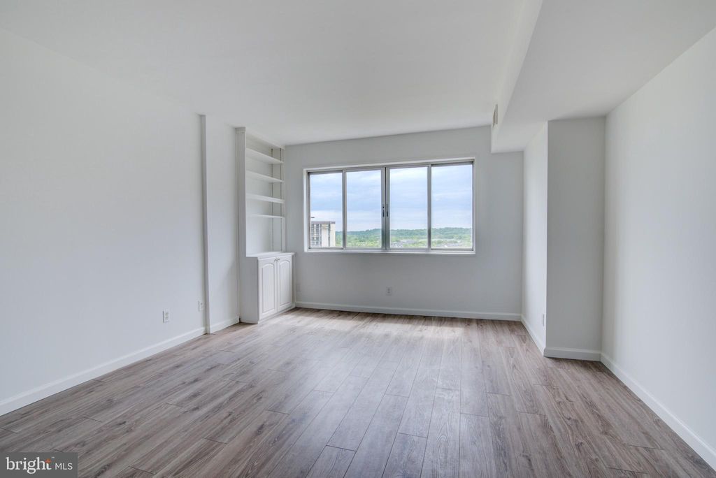 Photo of 5340 Holmes Run Parkway #1102, ALEXANDRIA, VA 22304 (MLS # VAAX2059376)