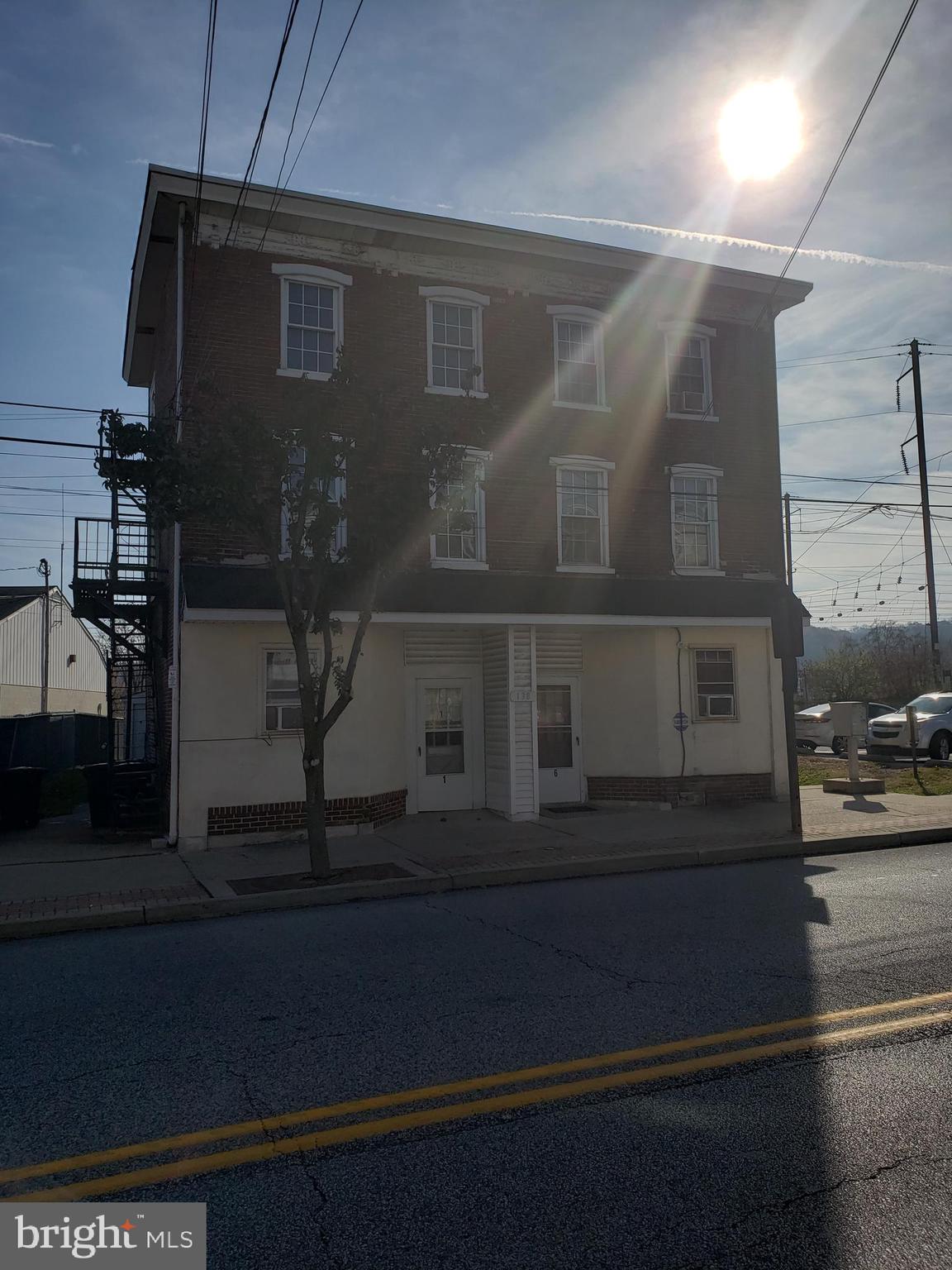 Main image without alt text