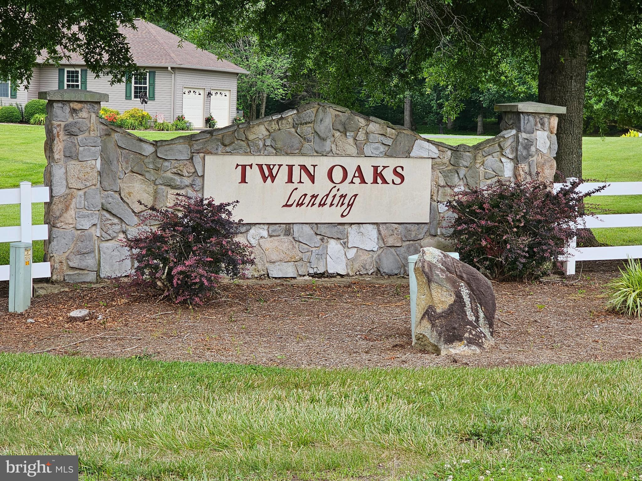 TWIN OAKS - Land