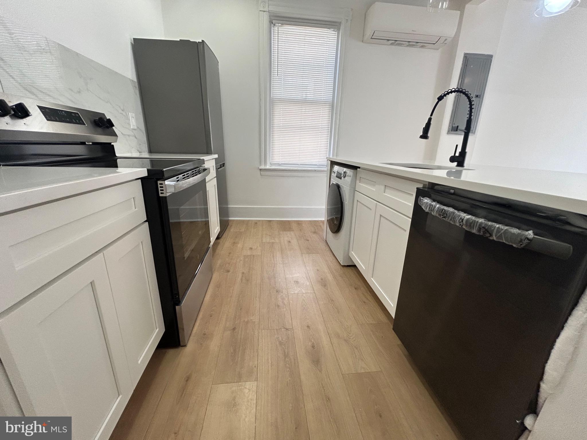 2 Bedroom, 1 Bath Second Floor Apartment
Bright and updated unit featuring dishwasher, in-unit laundry, and individual heating/cooling in every room. Spacious bedrooms and modern layout for comfortable living.